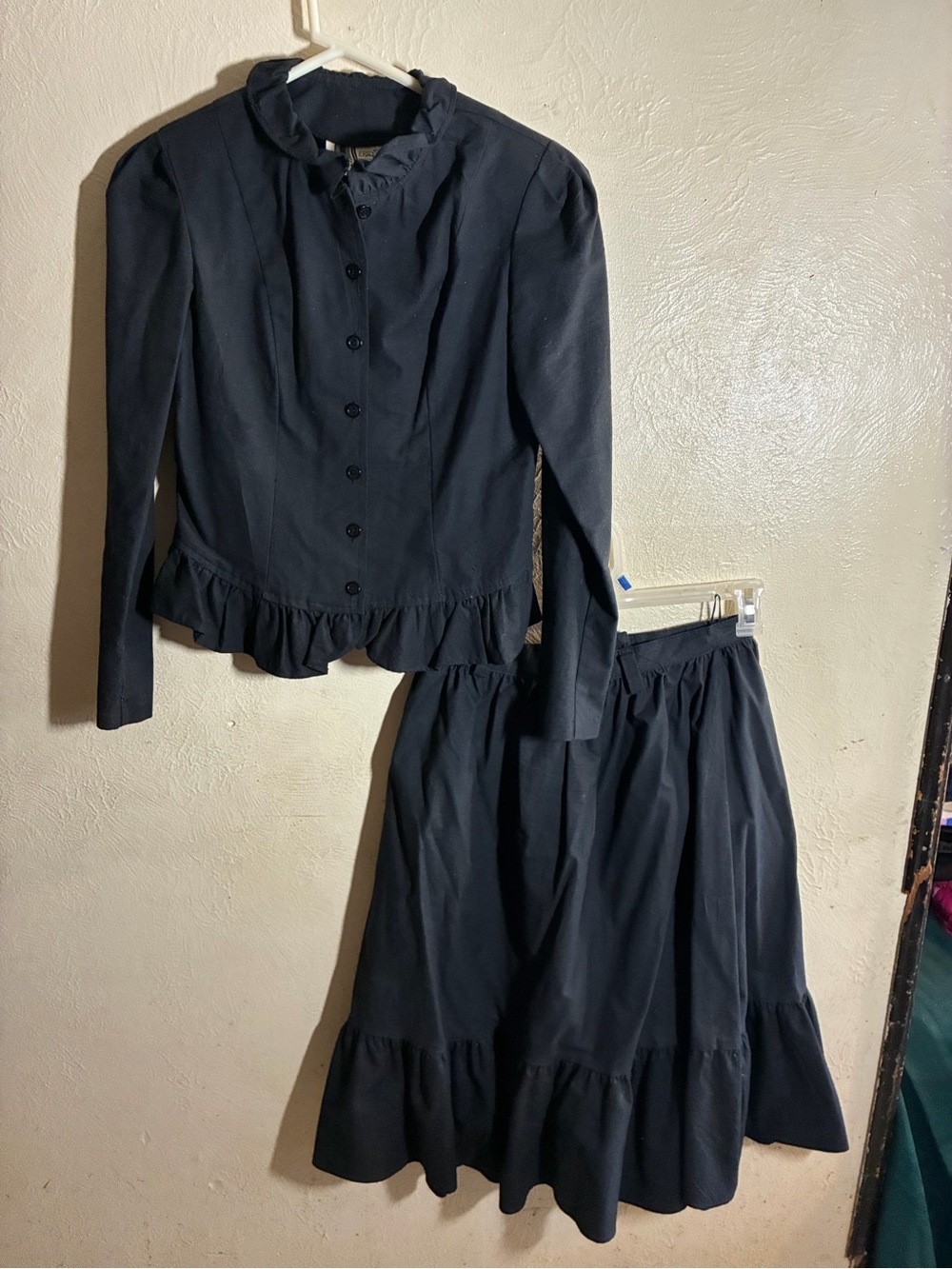 Vtg,80sWomen peplum suit with ruffle, long sleeve black